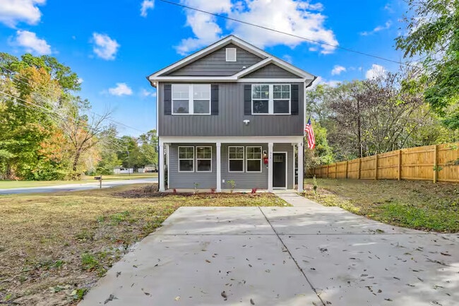 Room in Townhome on Kings Mountain St in Clover, SC - Building Photo - Building Photo