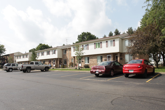 Hillview Apartments in Rockford, MI - Foto de edificio - Building Photo