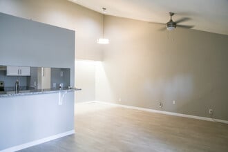 4151 SE 22nd Ave, Unit Unit C in Ocala, FL - Foto de edificio - Building Photo