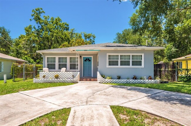 property at 1003 W Columbus Dr