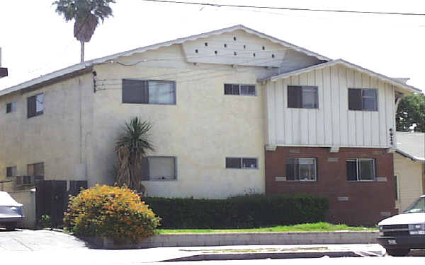 6924 Woodley Ave in Van Nuys, CA - Building Photo - Building Photo