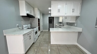 15503 Bloomfield Ave in Norwalk, CA - Foto de edificio - Building Photo
