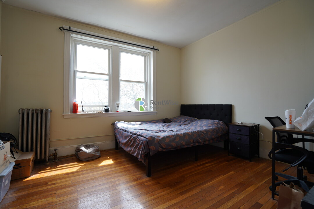 1820 Commonwealth Ave in Boston, MA - Building Photo