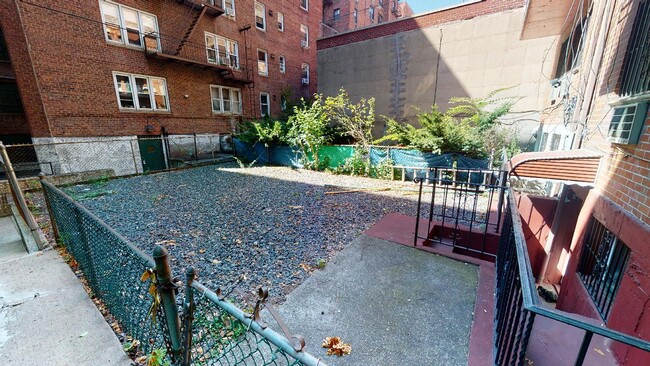 10252 67th Rd in Forest Hills, NY - Building Photo - Building Photo