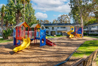 Hillcrest Park in Newbury Park, CA - Foto de edificio - Building Photo