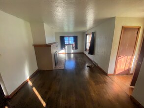 709 Broad St in Mount Pleasant, PA - Building Photo - Building Photo