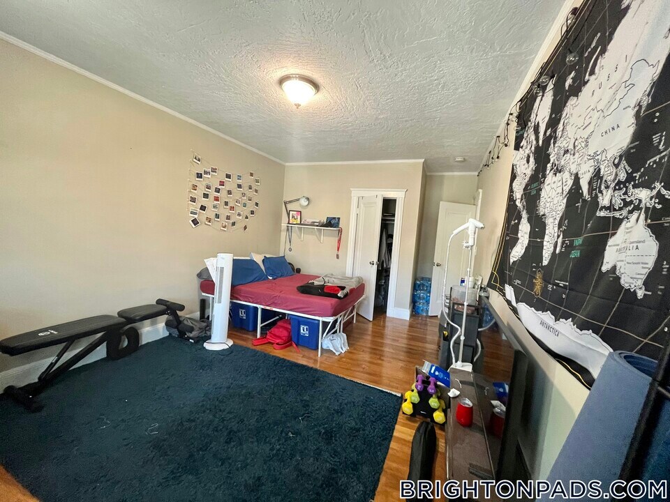 30 Hatherly Rd in Boston, MA - Building Photo