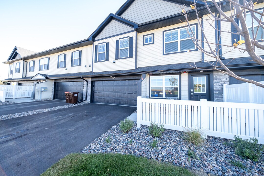 5147 Long Pointe Pass in Woodbury, MN - Building Photo