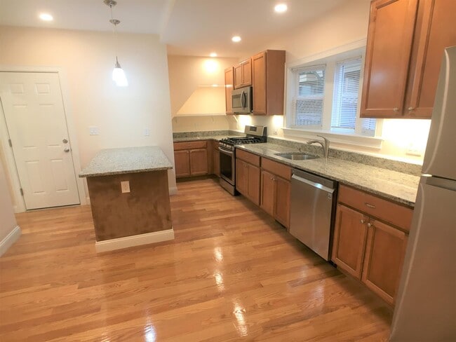 67 Temple St, Unit 2 in Somerville, MA - Foto de edificio - Building Photo