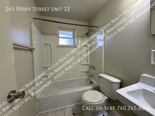 245 Perry St in Lancaster, OH - Foto de edificio - Building Photo