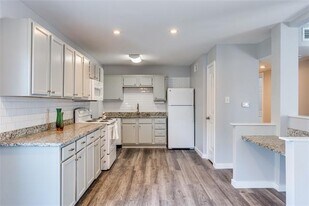 5725 Harvest Hill Rd in Dallas, TX - Building Photo