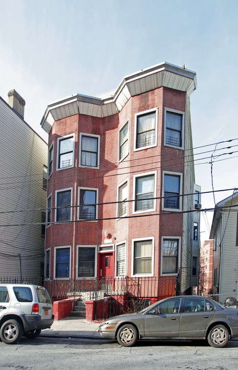 131 Stanley Pl in Yonkers, NY - Building Photo