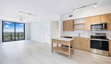 555 NE 8th St, Unit 1708 in Fort Lauderdale, FL - Building Photo - Building Photo