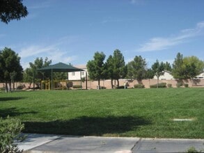 6142 Highland Gardens Dr in North Las Vegas, NV - Building Photo - Building Photo