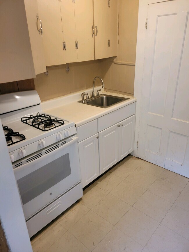 43 Cross Street, Unit 2nd floor all utilities incl in Keene, NH - Building Photo - Building Photo