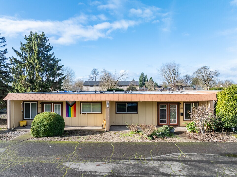 Oakvilla in Independence, OR - Foto de edificio