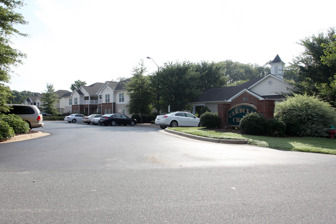 Cardinal Chase in Siler City, NC - Foto de edificio