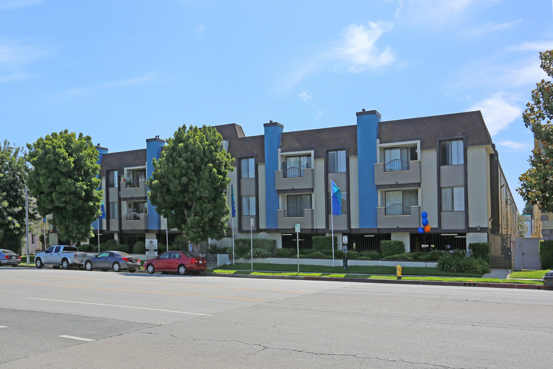 Chateau Woodley Hart Apartments in Van Nuys, CA - Building Photo