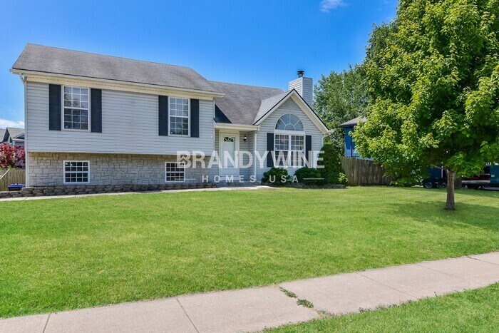 1501 Allendale Dr in Greenwood, MO - Building Photo