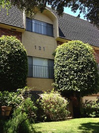 121 N Clark Dr in Beverly Hills, CA - Building Photo - Building Photo