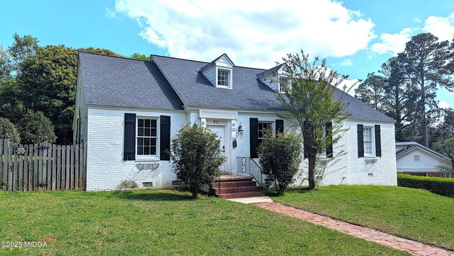 property at 911 Curry Dr