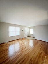 8442 Grandview Ln in Overland Park, KS - Building Photo - Building Photo