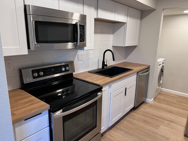7602 N 61st Ave, Unit 7608