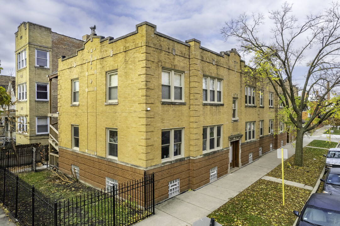 3945 W Altgeld St in Chicago, IL - Foto de edificio