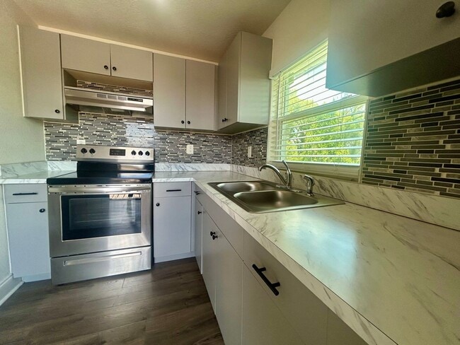 8503 N Semmes St in Tampa, FL - Building Photo - Building Photo