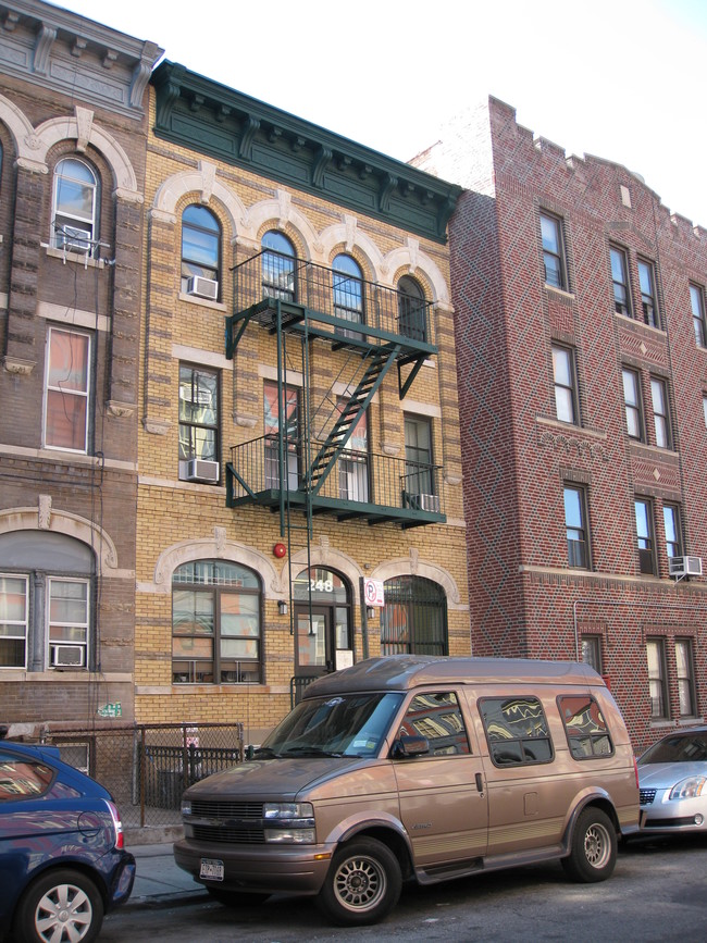 248 Cornelia St in Brooklyn, NY - Building Photo - Building Photo