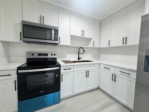 10521 NW 35th Ct in Miami, FL - Building Photo - Building Photo