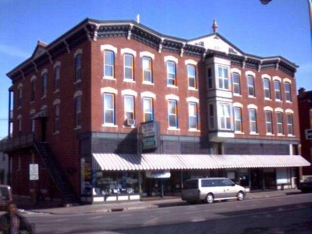 1572 Central Ave in Dubuque, IA - Foto de edificio