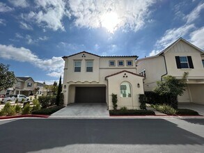 945 Vivid Ln in Costa Mesa, CA - Building Photo - Building Photo