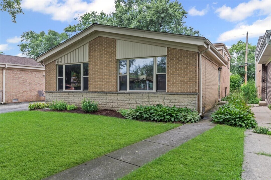 619 Leamington Ave in Wilmette, IL - Building Photo