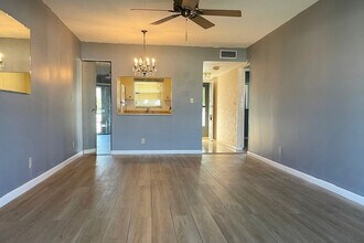 2101 Woolbright Rd in Boynton Beach, FL - Foto de edificio - Building Photo