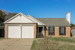 2410 Bentley Dr in Grand Prairie, TX - Building Photo