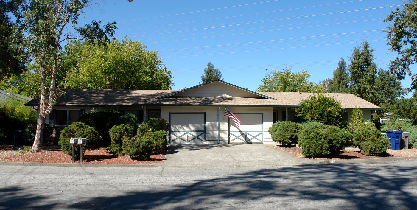 121 Lark Center Dr in Santa Rosa, CA - Building Photo