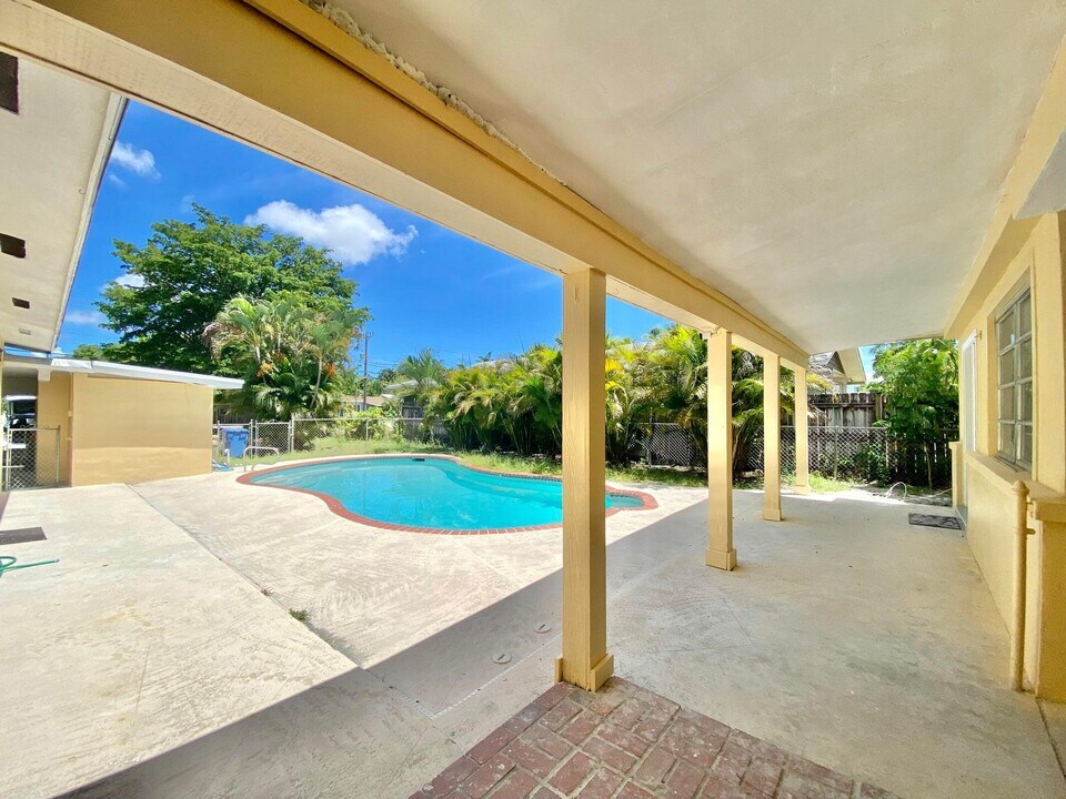 660 NE 34th Ct in Oakland Park, FL - Building Photo