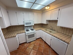 24625 Trevino Dr in Santa Clarita, CA - Building Photo - Building Photo