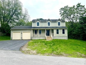 8 Linden St in Bristol, RI - Building Photo - Building Photo