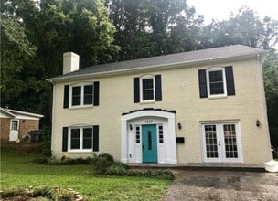1210 Allenbrook Dr in Charlotte, NC - Foto de edificio - Building Photo