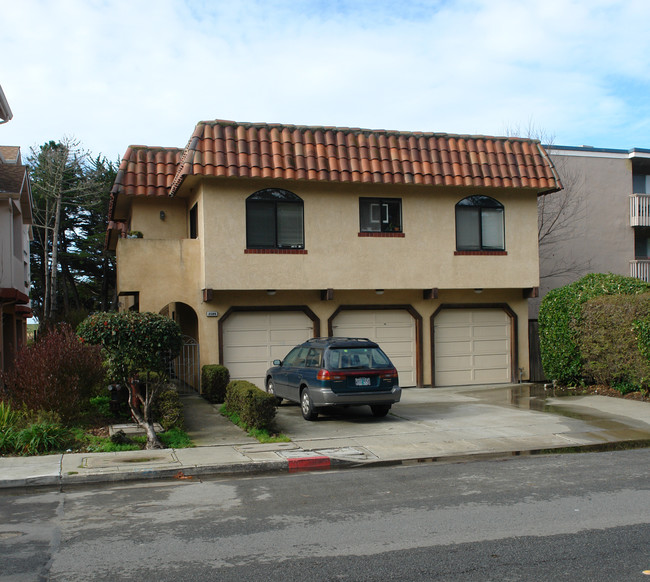 2584 Francisco Blvd in Pacifica, CA - Foto de edificio - Building Photo