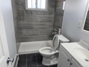 3156 Chelsea Ln in Levittown, NY - Foto de edificio - Building Photo