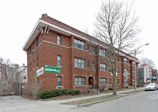 2725-2733 W Kilbourn Ave in Milwaukee, WI - Foto de edificio - Building Photo