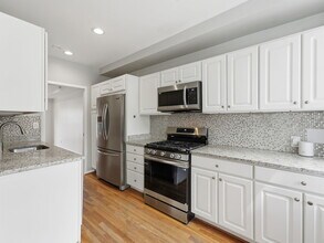 2127 Newport Pl NW in Washington, DC - Foto de edificio - Building Photo