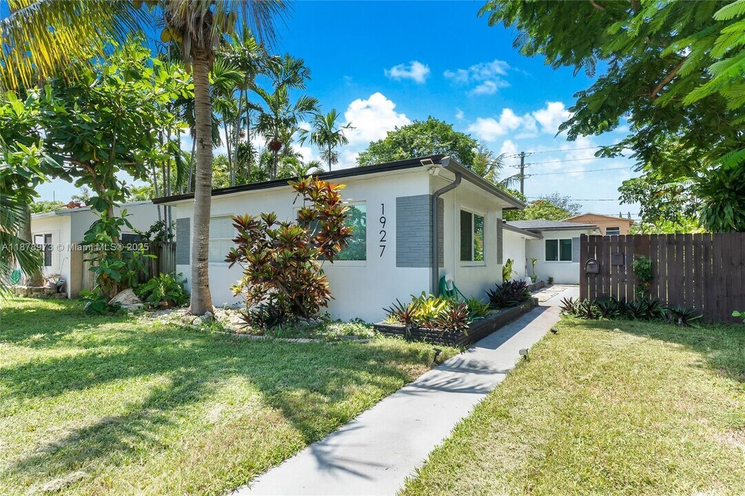 1927 Plunkett St in Hollywood, FL - Building Photo
