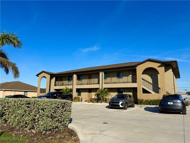4035 SW 8th Pl in Cape Coral, FL - Building Photo - Building Photo