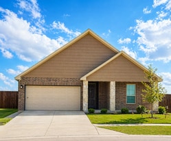 5637 McLanahan Ln in Crowley, TX - Building Photo