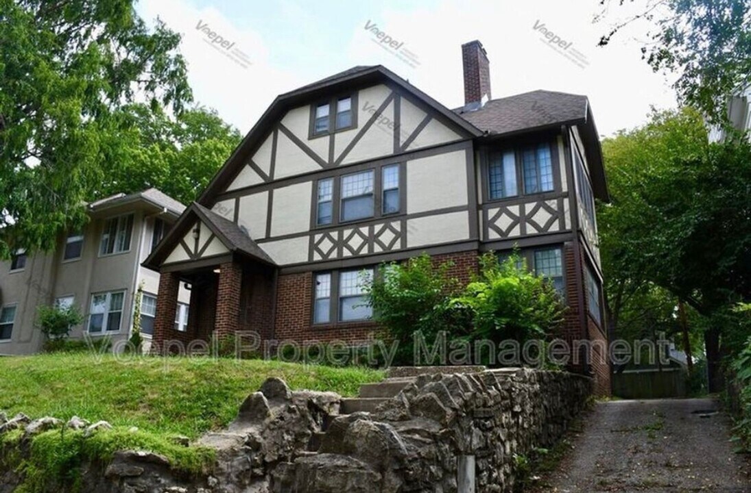 5341 Holmes St in Kansas City, MO - Foto de edificio