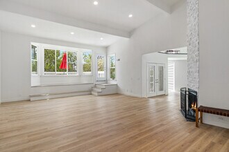 19555 Oxnard St in Tarzana, CA - Building Photo - Building Photo